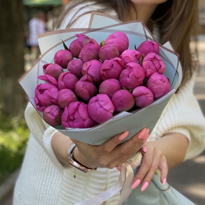 25 малиновых пионов